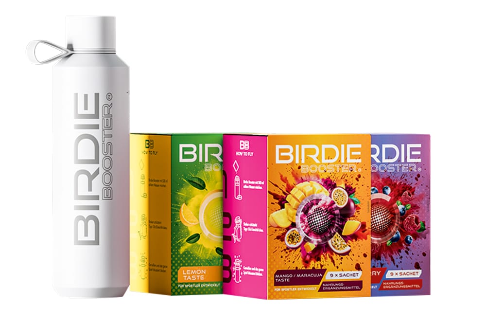 zusammen mit Birdie Booster vier Birdie Booster Deluxe-Sets mit Trinkflasche sowie je neun Sachets in Lemon, Mango Maracuja und Wildberry