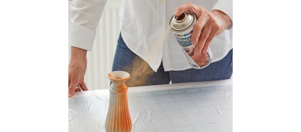 drei ­ DUPLI-COLOR ­backpack gefüllt mit einem bunten ­Sortiment von­ ­ ColorLab Sprühlacken, inkl. ­Sprühkopf-­Set, einem ergonomischen Spraymaster für ­ermüdungsfreies Sprühen sowie ein ­aktuelles ­DUPLI-COLOR Longsleve-Shirt