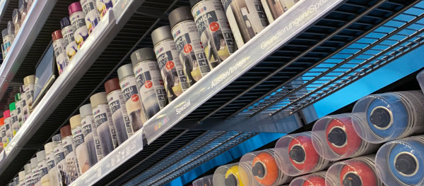 drei ­ DUPLI-COLOR ­backpack gefüllt mit einem bunten ­Sortiment von­ ­ ColorLab Sprühlacken, inkl. ­Sprühkopf-­Set, einem ergonomischen Spraymaster für ­ermüdungsfreies Sprühen sowie ein ­aktuelles ­DUPLI-COLOR Longsleve-Shirt