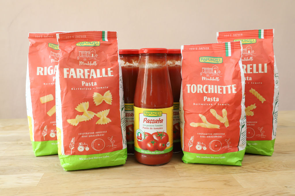 Drei Pakete mit je drei Flaschen Bio-Tomatenpassata und je einer Packung Bio-Pasta Rigatoni, Farfalle, Torchiette und Spirelli von Rapunzel Naturkost