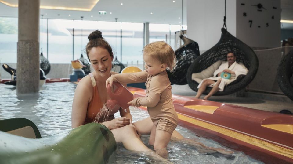 Einen Gutschein für 2 Übernachtungen für 2 Erwachsene und die eigenen Kinder in einem der vier Familux Resorts nach Wahl im Wert von 1.300 Euro