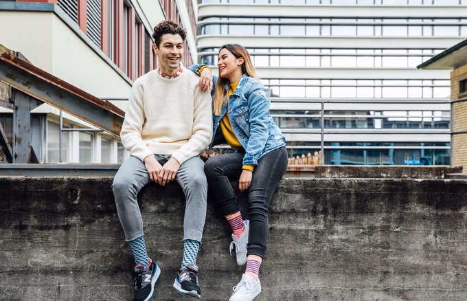 Ein Paket mit bunten Socken von Dilly Socks – einzigartige Socken für Frauen und Männer