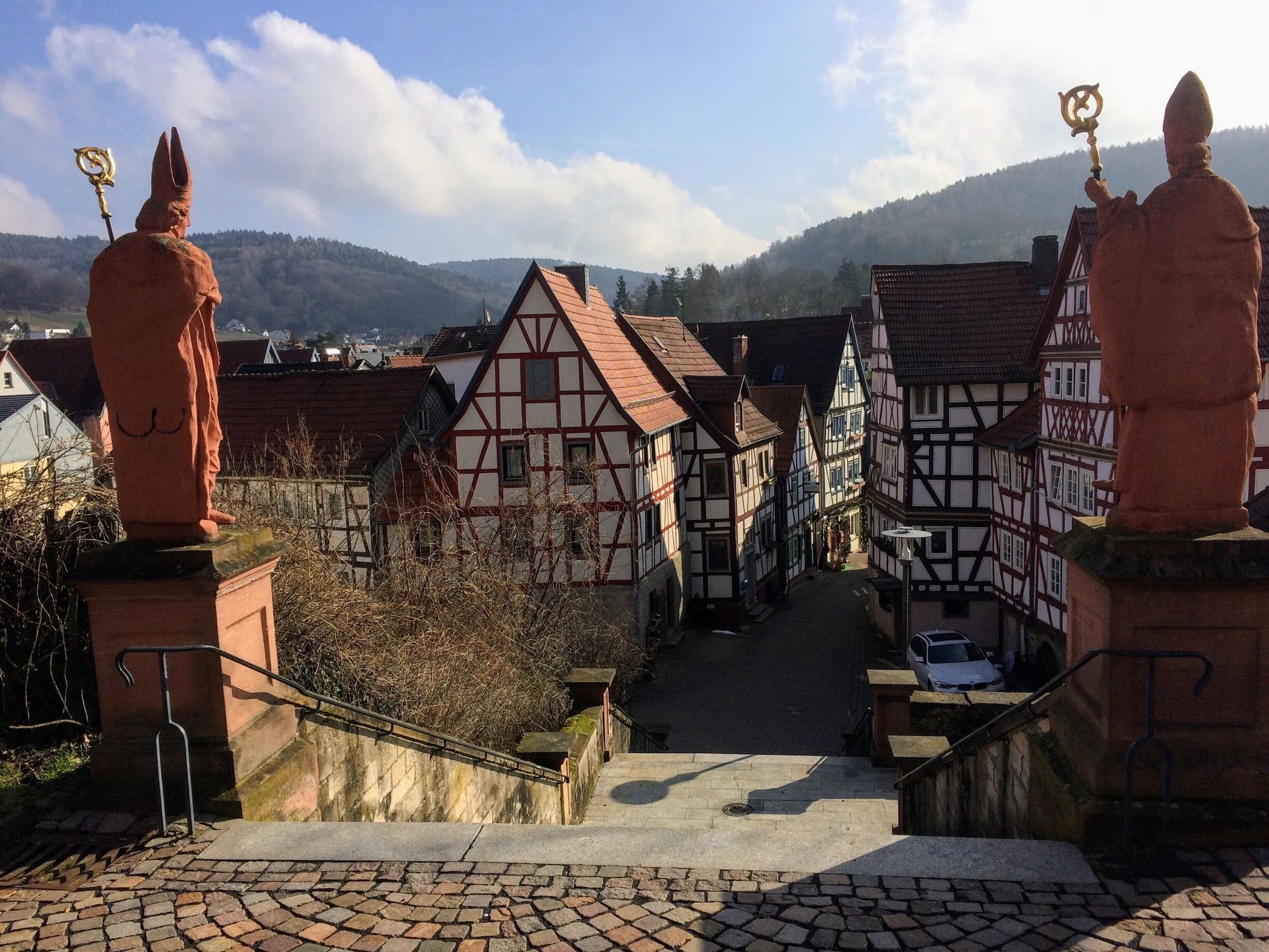 unter anderem einen Tablet-PC inklusive eines einjährigen Digital-Abos der Zeitschrift „Spessart“, ein Wanderwochenende in einem Spessart-Hotel, diverse Verzehrgutscheine für Spessart-Wirtshäuser, einen Wanderrucksack oder Weinpräsente