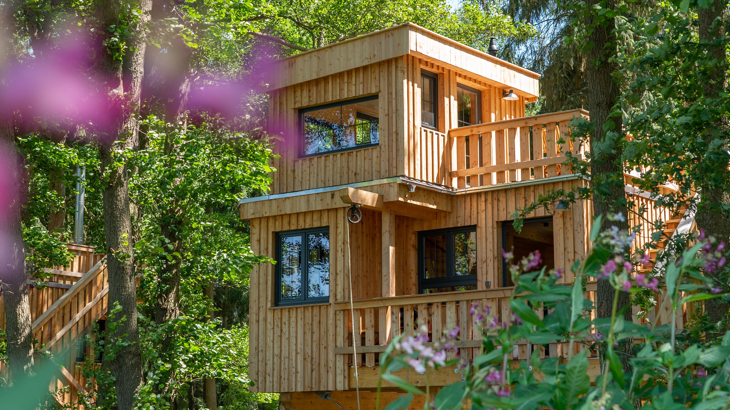 Ein großes Baumhaus im Wald Mitten im Wald liegt das Baumhaus. Mit Traumblick von allen Etagen. Quelle: Radio Bremen, Dirk Osmers. Hier können Sie ein Wochenende für zwei Personen vom 11. bis 13. September 2026
