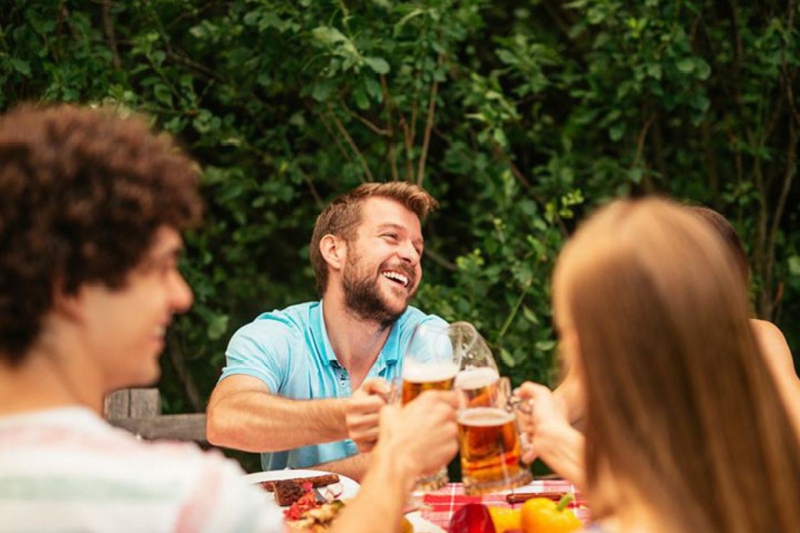 ein Weinpaket für alle, die gerne mit einem guten Glas anstoßen. Für alkoholfreie Erfrischung sorgt Echt vom Land aus dem Alpenvorland mit einem Paket voller regionaler anti-alkoholischer Köstlichkeiten. Mitspielen &